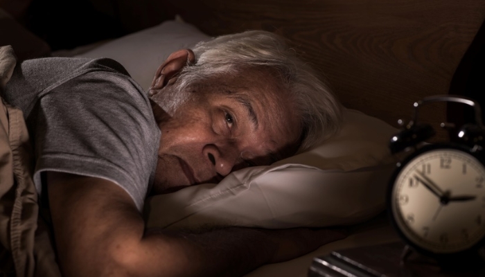Người lớn tuổi bị mất ngủ, ngủ không sâu giấc