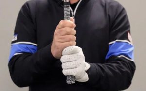 cầm gậy golf kiểu bóng chày