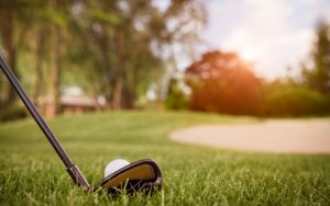 đánh golf tại sân cỏ