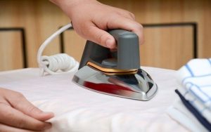 cách xóa chữ in trên áo đá bóng bằng bàn ủi và khăn ướt