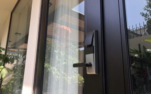 Các chất liệu cửa lắp khóa điện tử hiện nay