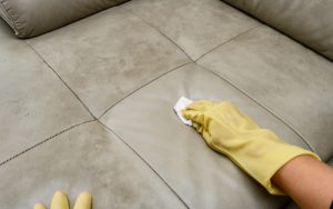 vệ sinh ghế da bị mốc bằng rượu trắng