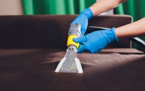 vệ sinh ghế sofa bằng máy hút bụi