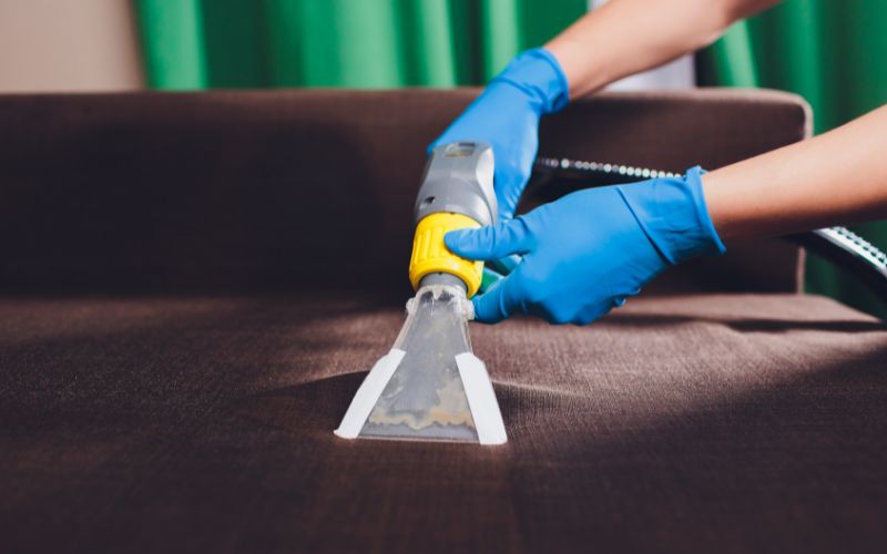 vệ sinh ghế sofa bị mốc bằng máy hút bụi
