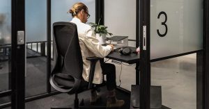 ai nên sử dụng ghế xoay có tựa lưng